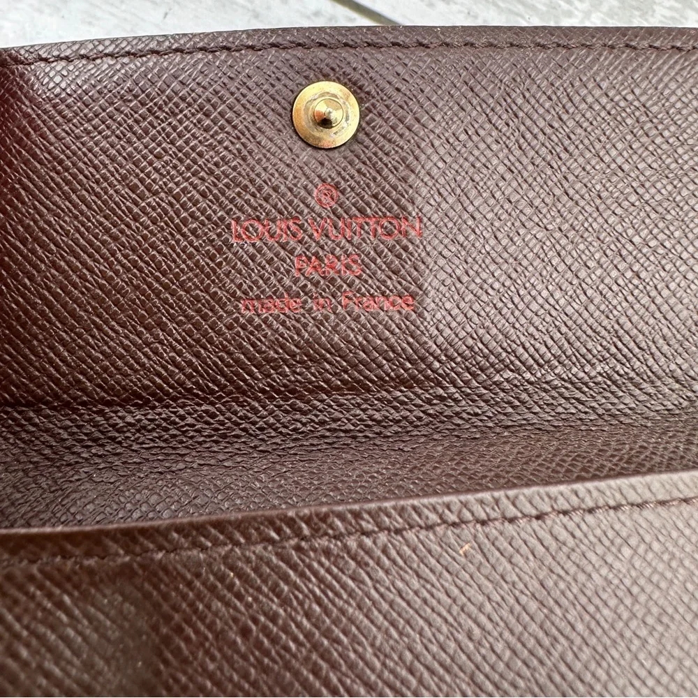 AUTHENTIC Louis Vuitton key holder.